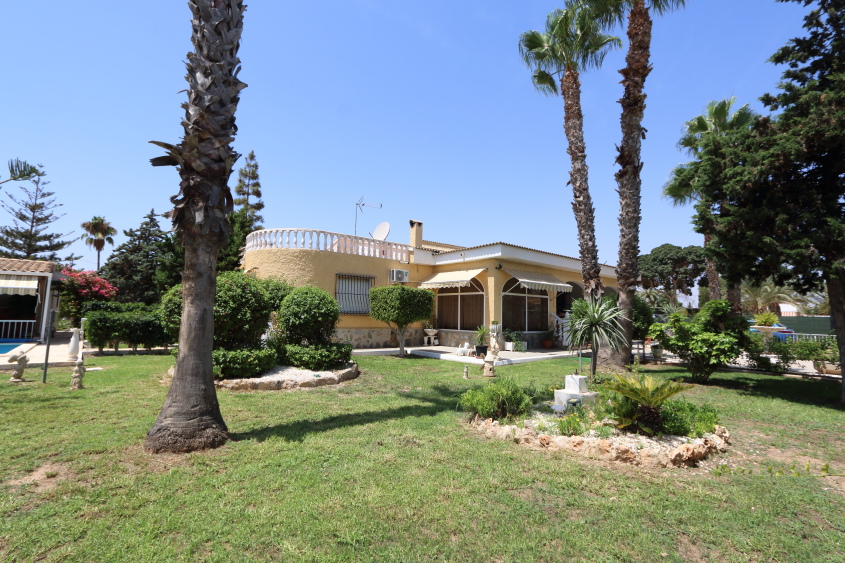 El Altet Villa with Swimming-Pool and 2800sqm Plot